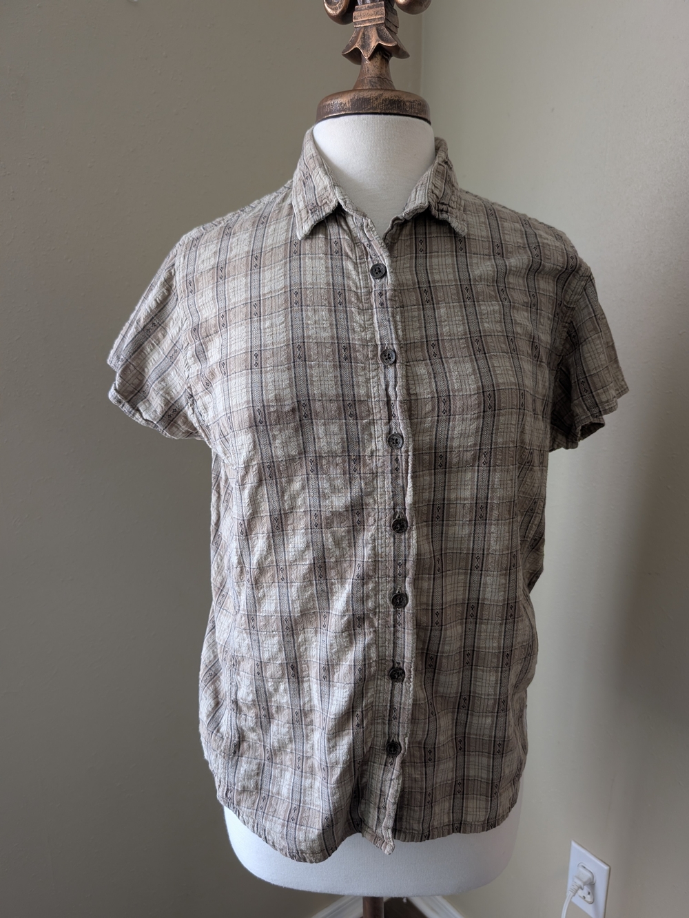 Women's Short-Sleeve Plaid Button-Up Shirt in Beige